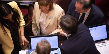 Bullrich se reúne con los dialoguistas en el Senado para definir el articulado final de la reforma laboral