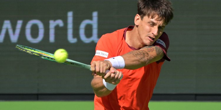 Camilo Ugo Carabelli bajó a un ex Top 10 con una gran actuación y avanzó a cuartos de final en Hamburgo