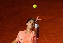 Camilo Ugo Carabelli venció a un ex Top 10 y avanzó a cuartos de final en Valencia: Sebastián Báez quedó eliminado