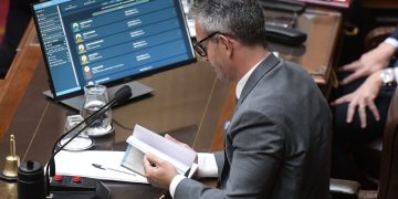 Caso Adorni: el oficialismo logró un respiro en Diputados, pero Bullrich reavivó el clima tenso desde el Senado