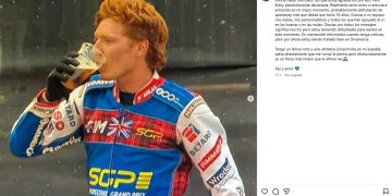 Chocó contra un muro de contención, salió despedido y sufrió graves heridas: el impactante accidente de un motociclista en el Mundial de speedway