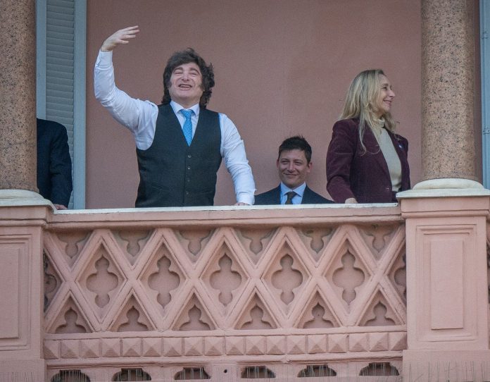 Con fotos y gestos, Milei volvió a intervenir en la interna del Gobierno, pero no aplacó del todo las quejas