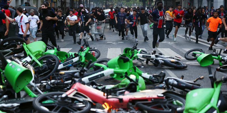 Corridas, gases lacrimógeno y disturbios en París durante la final de la Champions League entre PSG y Arsenal