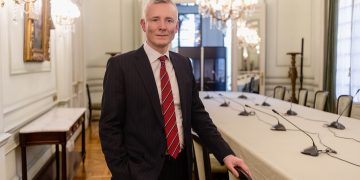 Crearon el cargo de traductor presidencial y desginaron al histórico intérprete de la Cancillería en el puesto
