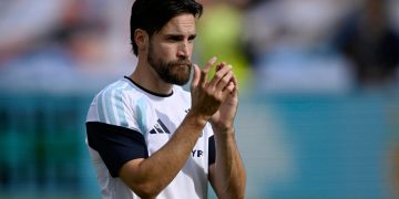 “¡De pedo no se rompió!”: Tagliafico hizo volar una cámara cuando le tocó su figurita del Mundial en una transmisión en vivo