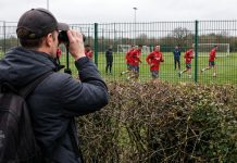 Denuncia por espionaje y escándalo en Inglaterra: el duro castigo que podría recibir un equipo por infringir la Ley Bielsa