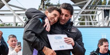 El contrapunto entre Diego Milito y Gustavo Costas tras su salida de Racing que generó el enojo de los hinchas