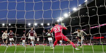 El festejo del Dibu Martínez con su familia tras la clasificación del Aston Villa a la Champions: el duelo de penales con su hijo