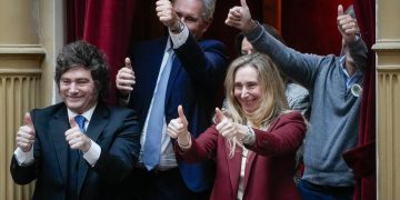 El Gobierno, resignado ante el caso Adorni, apuesta todo al Mundial para cambiar el clima político