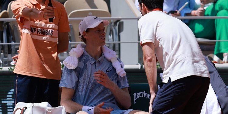 El momento del colapso de Jannik Sinner cuando estaba a un game del triunfo ante Cerúndolo en Roland Garros y la polémica detrás de su atención médica