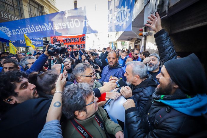 Fuerte movilización sindical en apoyo al desplazado líder de la UOM, que resiste la intervención judicial y será recibido por la CGT