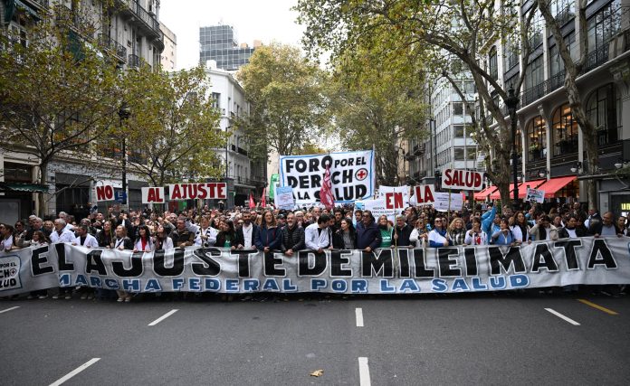 Fuerte reclamo de los trabajadores de la salud en Plaza de Mayo en contra del ajuste en el sector