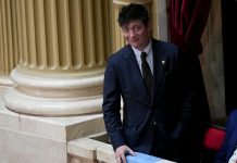 La Casa Blanca planteó a Santiago Caputo su preocupación por la ofensiva de China para acceder a los recursos estratégicos de la Argentina