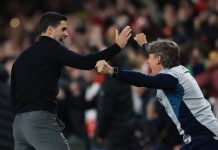 Los gestos de los jugadores del Arsenal con Gabriel Heinze tras la clasificación a la final de la Chapions League