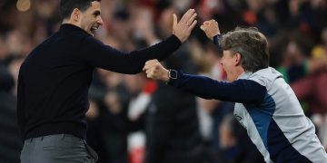 Los gestos de los jugadores del Arsenal con Gabriel Heinze tras la clasificación a la final de la Chapions League