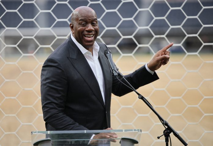 Magic Johnson usó el ejemplo de Michael Jordan para criticar la gestión física en la NBA: “Casi nunca se perdía un encuentro”