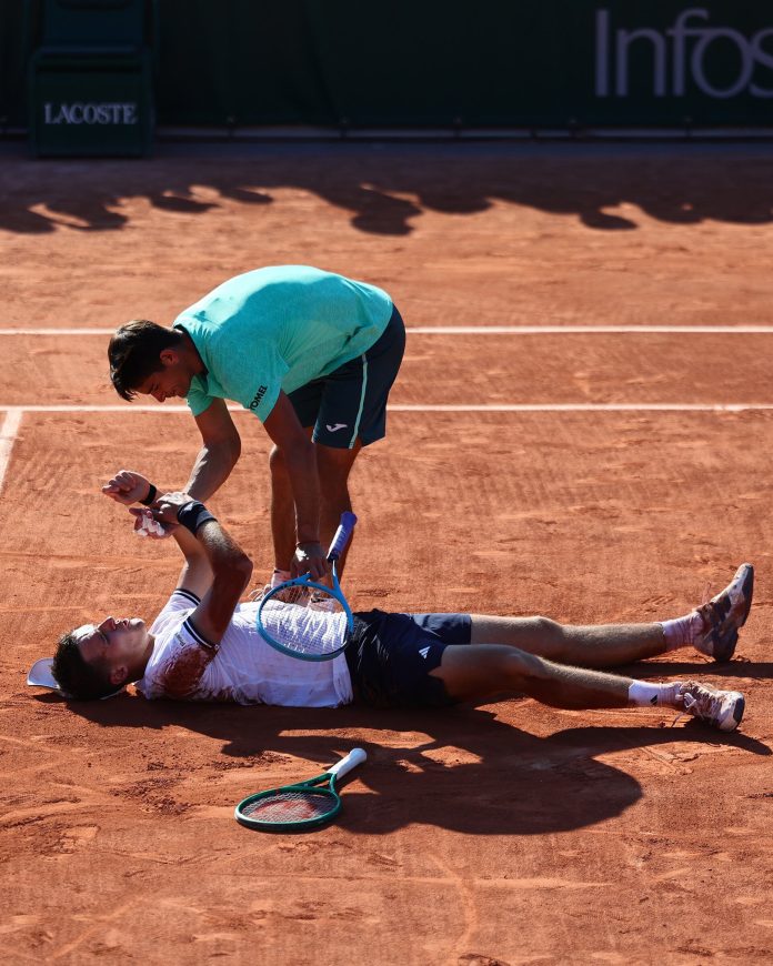 Preocupante imagen en Roland Garros: le ganó al argentino Mariano Navone una batalla de casi cinco horas y se desplomó por el dolor
