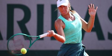 Solana Sierra dio el golpe en Roland Garros al derrotar a Emma Raducanu en el debut