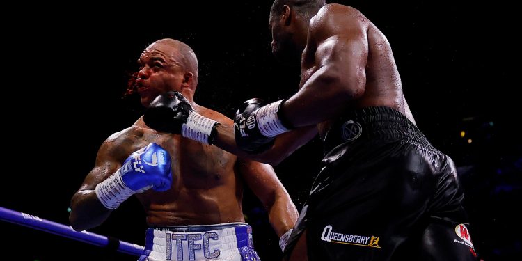 Sufrió dos caídas, pero logró un impactante nocaut tras “bañar en sangre” a su rival para ser campeón mundial de boxeo