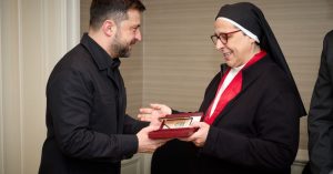 Zelensky condecora a sor Lucía Caram con la Orden de la Princesa Olga por su ayuda a Ucrania. Trump