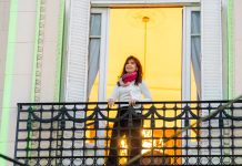 A un año de su detención, Cristina Kirchner salió al balcón de su casa y saludó a la militancia