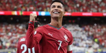 Cristiano Ronaldo y un ritual en plena cancha: la forma de sentir a sus hijos cerca, el partido en marcha y un detalle que pocos notan