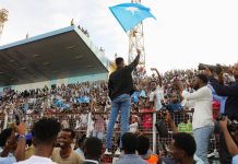 El árbitro somalí Omar Artan fue recibido por una multitud luego de no poder ingresar a Estados Unidos para dirigir en el Mundial