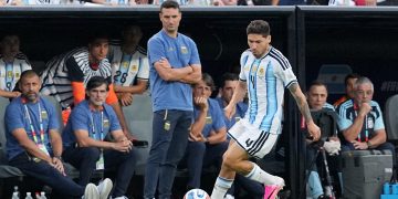 El cambio obligado que realizará Scaloni para cuidar a uno de los jugadores tocados en el próximo partido de Argentina en el Mundial