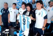 El gesto de la Mona Jiménez al encontrarse con los jugadores de la selección argentina: el regalo que le hizo Julián Álvarez