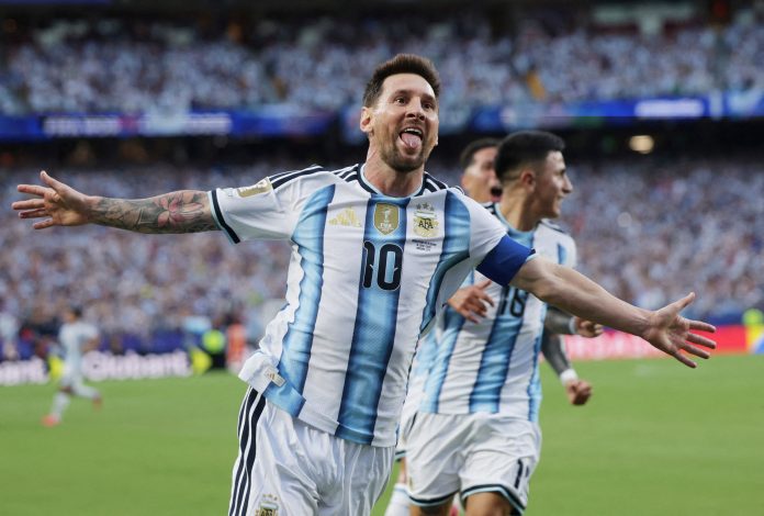 El gesto de Messi con una figura de Argelia que enterneció las redes sociales tras el triunfo de Argentina en el Mundial