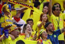 Emotivo video en el estadio Azteca: aficionados colombianos abrazaron a niño de Uzbekistán que lloraba tras la derrota en el Mundial 2026