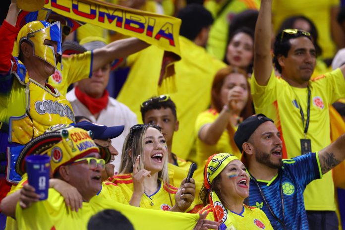 Emotivo video en el estadio Azteca: aficionados colombianos abrazaron a niño de Uzbekistán que lloraba tras la derrota en el Mundial 2026
