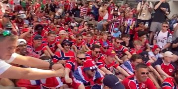Fiebre mundialista en Noruega: en el parlamento imitaron el festejo vikingo que es furor en la Copa del Mundo