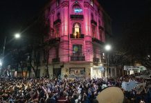 Imagen inédita de Cristina Kirchner: su casa se transformó en la Casa Rosada y salió a saludar a la militancia