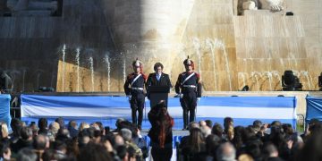 Javier Milei respaldó a Adorni en el Día de la Bandera y reivindicó a Belgrano como el “primer intelectual liberal económico”