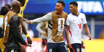 La doble vara en el Mundial: por qué expulsaron a Almirón en Paraguay por taparse la boca, pero Bellingham no fue sancionado en Inglaterra
