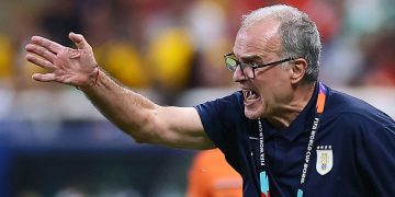 La llegada de Bielsa a Uruguay tras la eliminación en el Mundial: la solitaria caminata y el jugador que lo respaldó