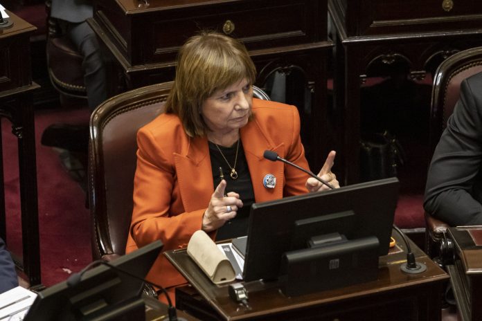La salida de Adorni queda atada a un juego de presiones y sospechas cruzadas entre el oficialismo y los aliados