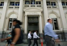 Los empleados bancarios recibirán otro aumento en mayo: a cuánto llegará el monto récord del salario inicial