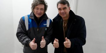 Milei recibió a Flavio Bolsonaro en Olivos y canceló su participación en la Cumbre del Mercosur