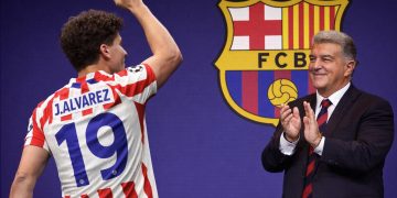 Nuevo capítulo en la novela sobre el futuro de Julián Álvarez: el guiño del presidente del Barcelona en medio de las negociaciones