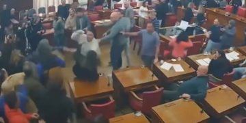 Patadas, empujones y trompadas a una mujer: escándalo entre taxistas y choferes de apps en el Concejo Deliberante de Mar del Plata