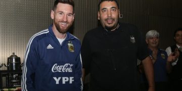 Trabajó en la SIDE, enamoró a Messi y cautivó a todos con sus asados: la increíble historia del cocinero de la selección argentina
