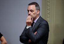 Zozobra en la Casa Rosada: Adorni ganó una sobrevida, pero Milei sale de gira y no hay un plan