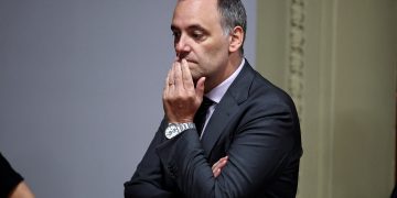 Zozobra en la Casa Rosada: Adorni ganó una sobrevida, pero Milei sale de gira y no hay un plan