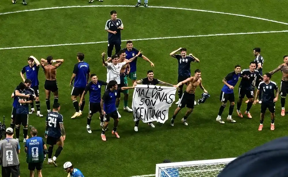 Selección argentina con bandera de Malvinas