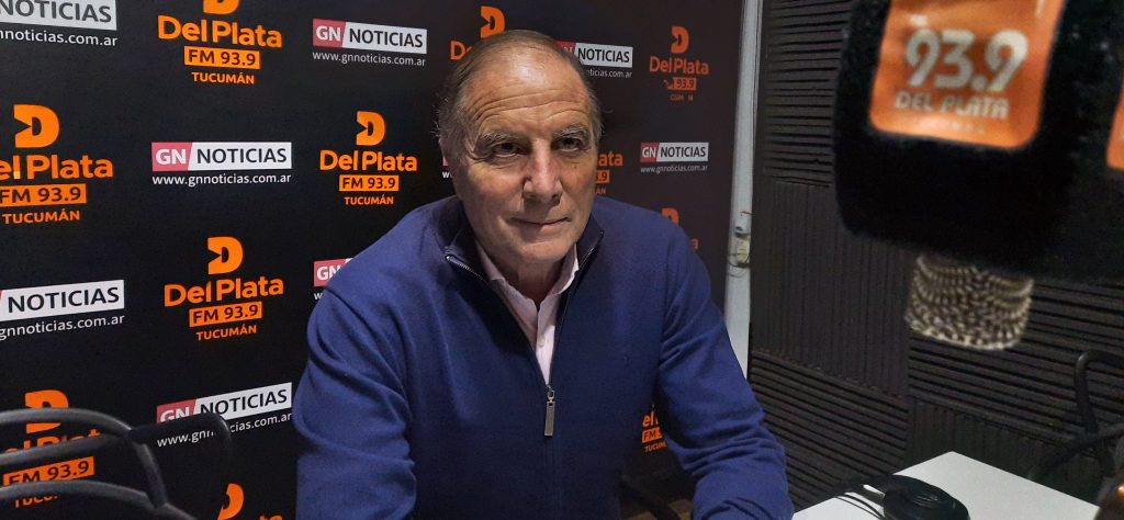 Coronel Anadón en estudio de radio