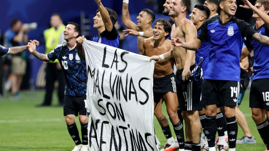 Selección argentina con bandera de Malvinas