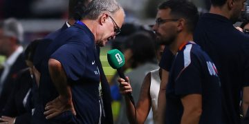 El debate que abrió Bielsa en Uruguay: la frase sobre las charlas de 10 minutos para no “sobreexigir la atención” de la nueva generación de futbolistas