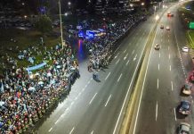 El gesto del plantel de la selección argentina con la gente en su recorrida desde el aeropuerto hasta el predio de Ezeiza